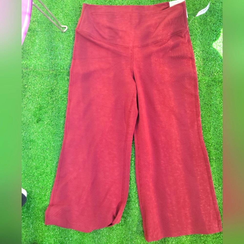 NWT Extra high-waisted Wide-leg Powerchill Capris